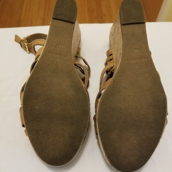 Kelly & Katie tan platform sandals - Picture 2 of 4